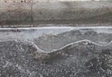 Мороз, лед и грязь не стали помехой для дорожников. Сколько продержится новый асфальт?
